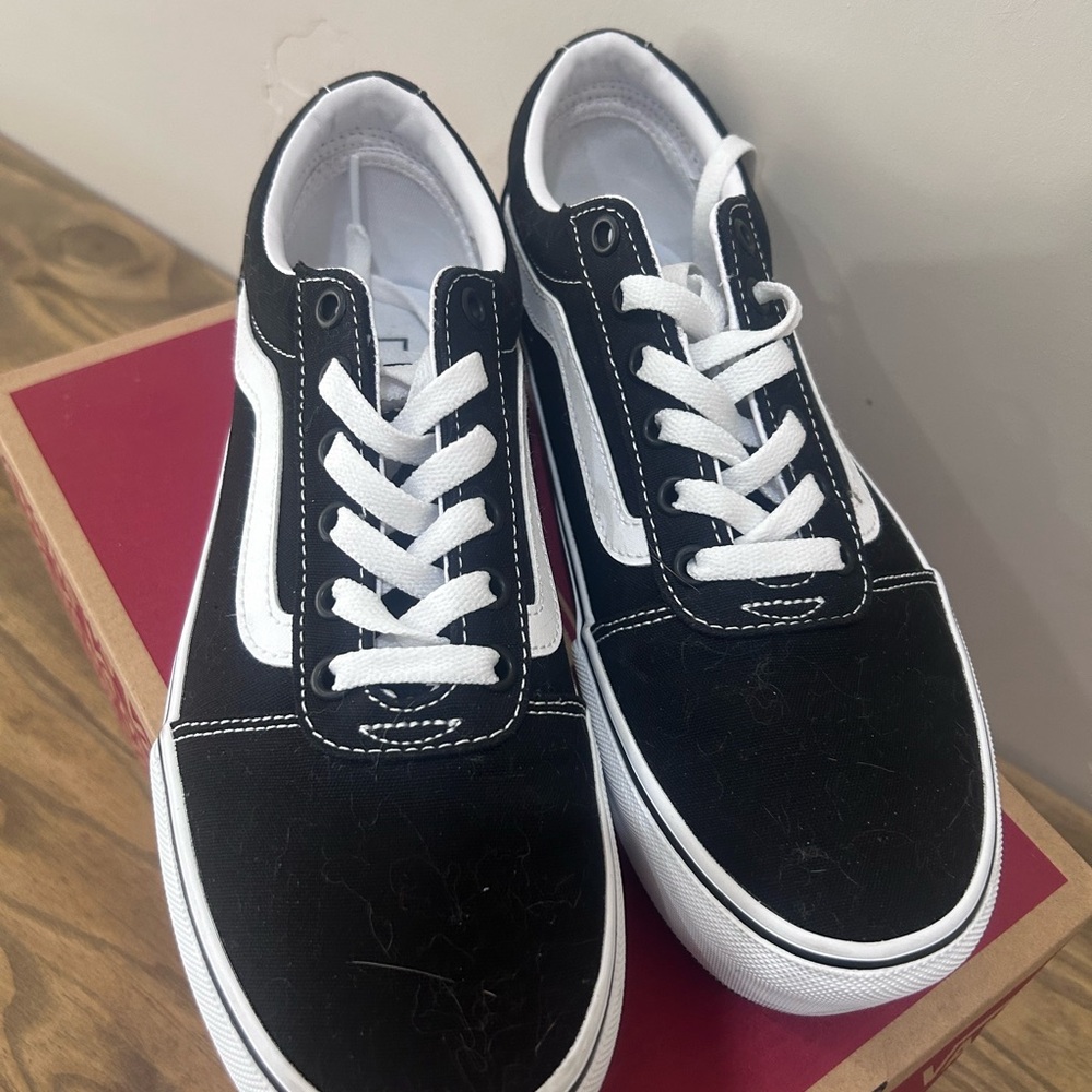 Vans Men's Black and White Sneakers